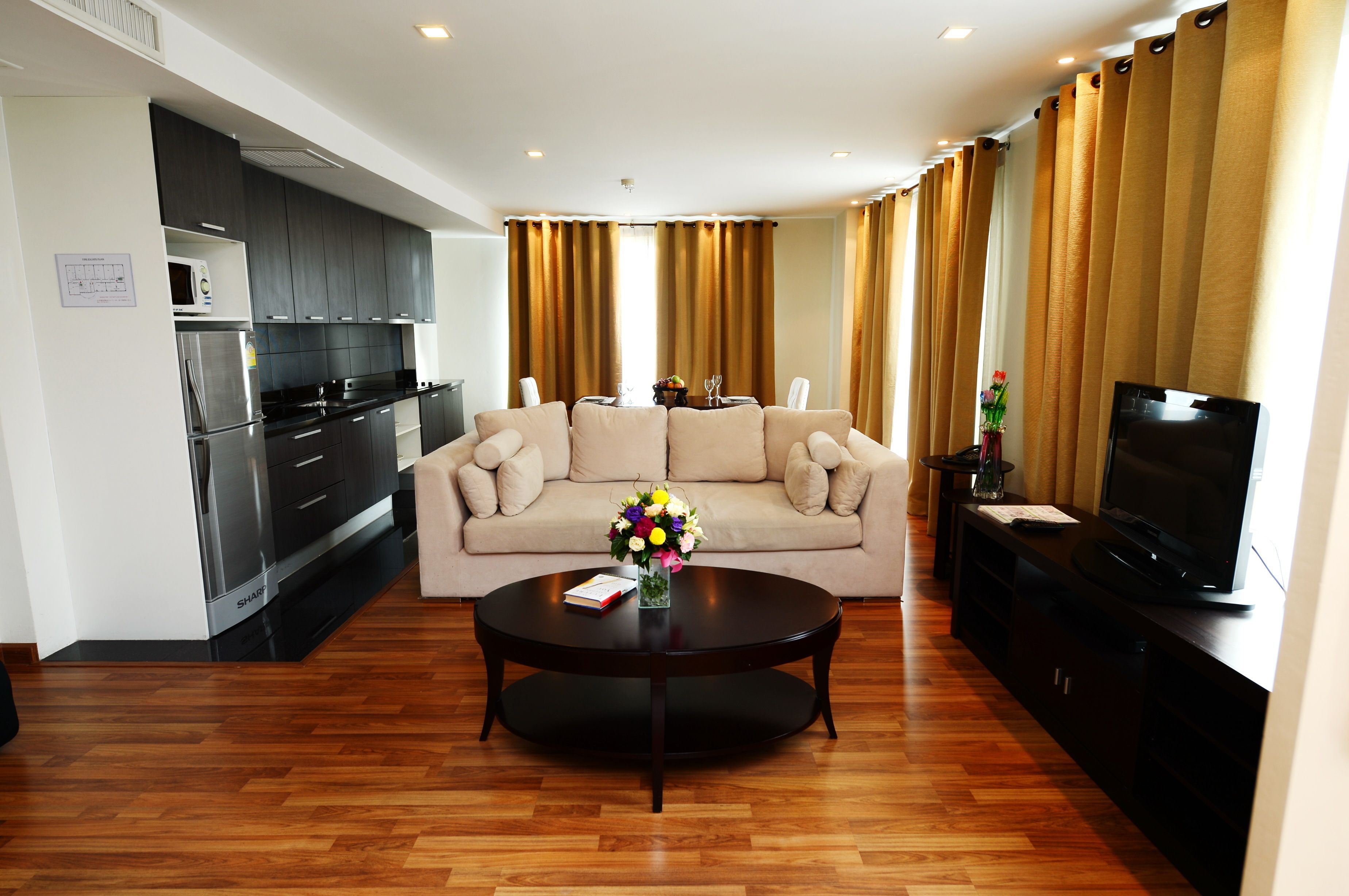 presidential suite | living area | 32-inch lcd tv with satellite channels, tv