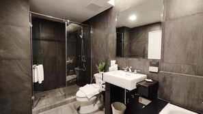 Grand Premier Room | Bad | Separat badekar og dusj, regndusjhode og toalettartikler (inkludert)