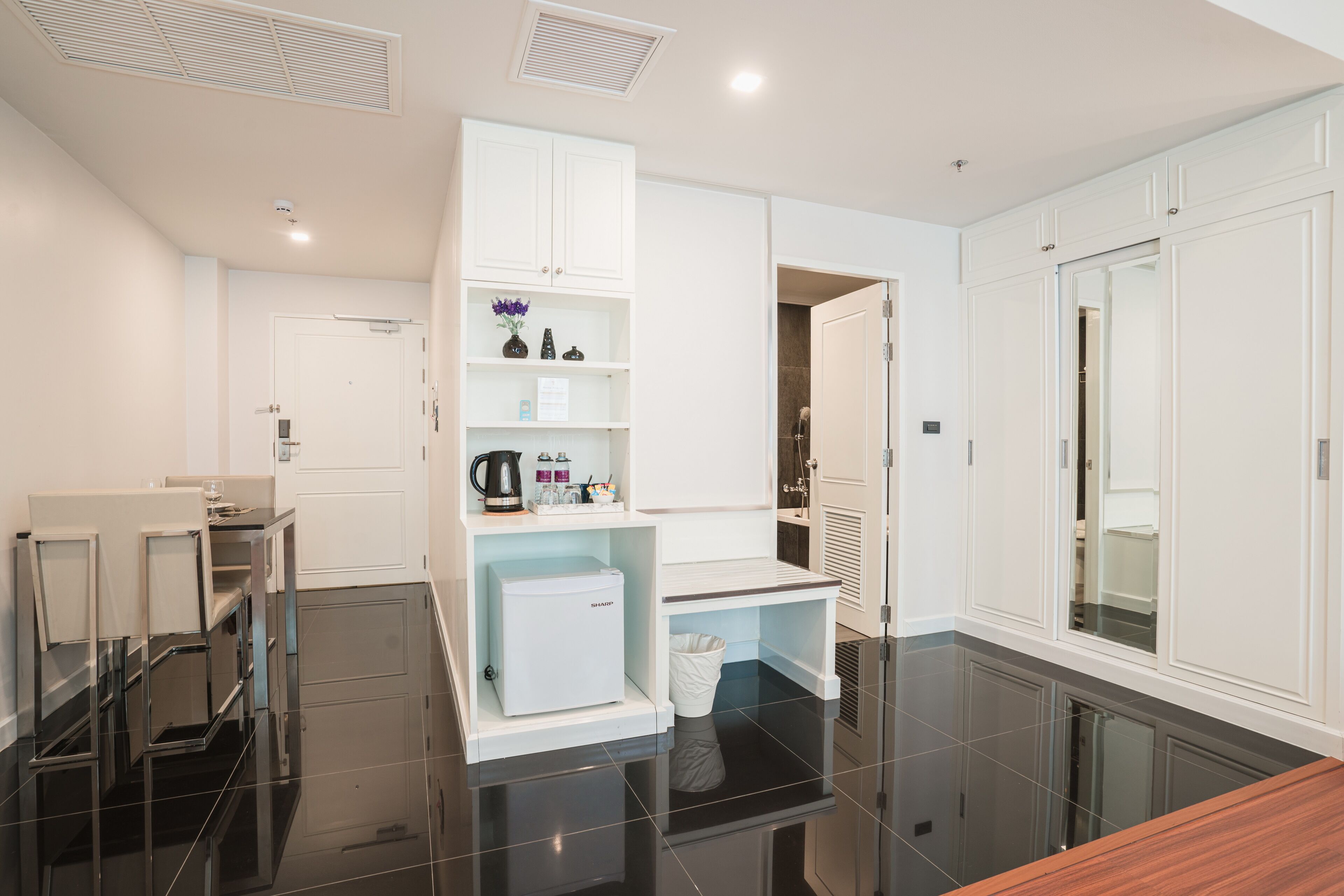 grand premier room | 1 bedroom, in-room safe, desk, laptop workspace