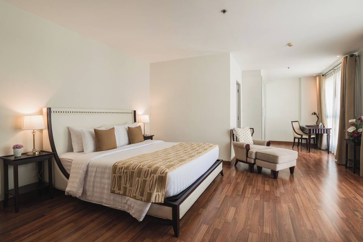 Superior Studio | In-room safe, desk, laptop workspace, blackout drapes