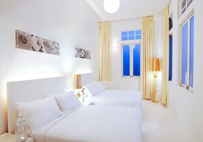 ファミリー ルーム クイーンベッド 2 台 共用バスルーム | セーフティボックス (室内)、アイロン / アイロン台、WiFi (無料)、ベッドシーツ