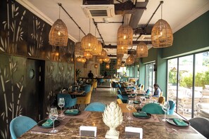 5 restaurants, breakfast, lunch, dinner served; international cuisine - The Blowfish Hotel (Lagos)