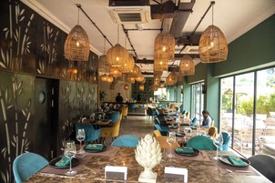 5 restaurantes; se sirven desayunos, almuerzos y cocina internacional 