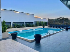 Outdoor pool, sun loungers - Hotel Franco (Yaoundé)