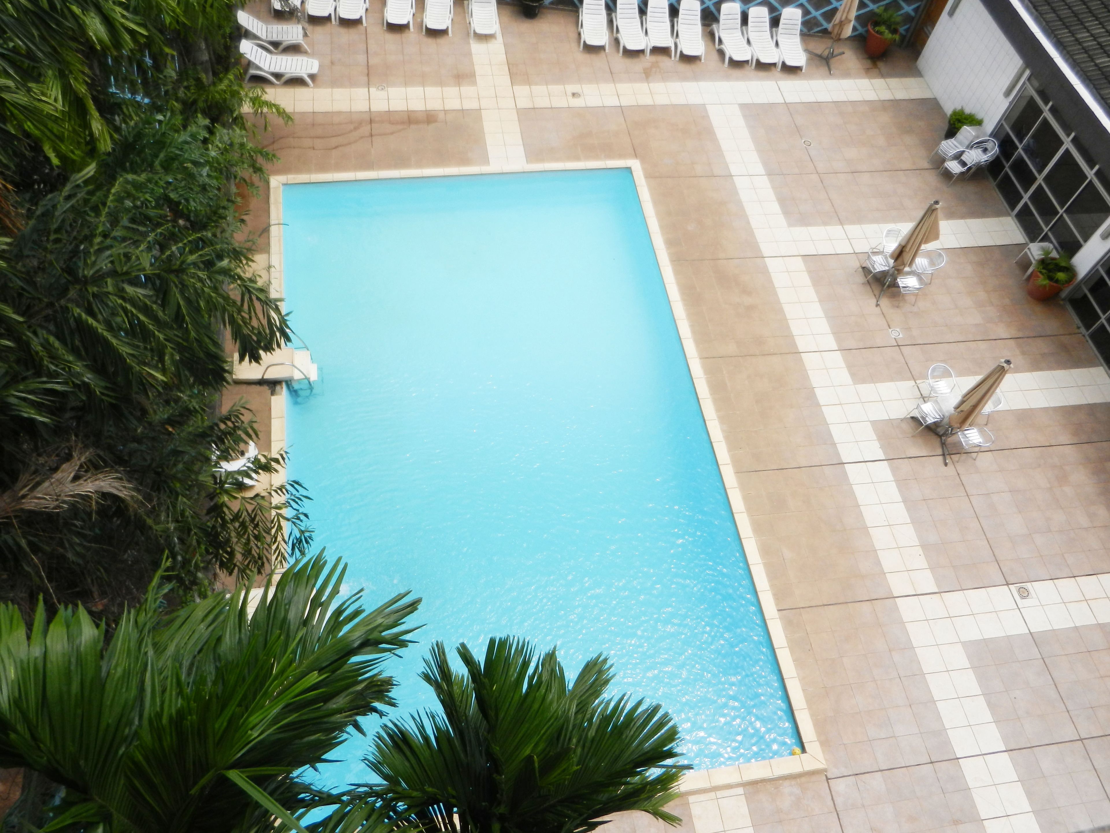Piscine extérieure, chaises longues