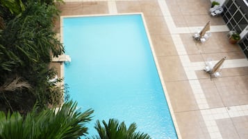 Piscine extérieure, chaises longues