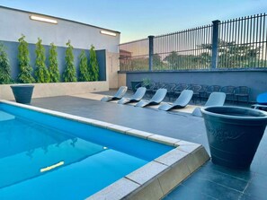 Outdoor pool, pool loungers - Hotel Franco (Yaoundé)