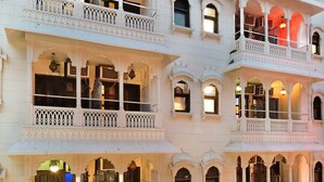 A multi-story building with ornate balconies and arched windows. - Jyoti Mahal A Royal Heritage Hotel - 5 Mins from New Delhi Railway station & 2Mins From Metro (New Delhi)
