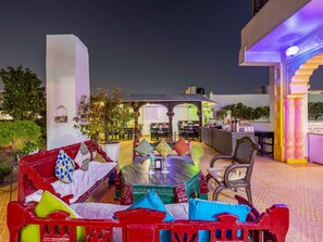 บริการอาหารเช้า อาหารกลางวัน และอาหารเย็น