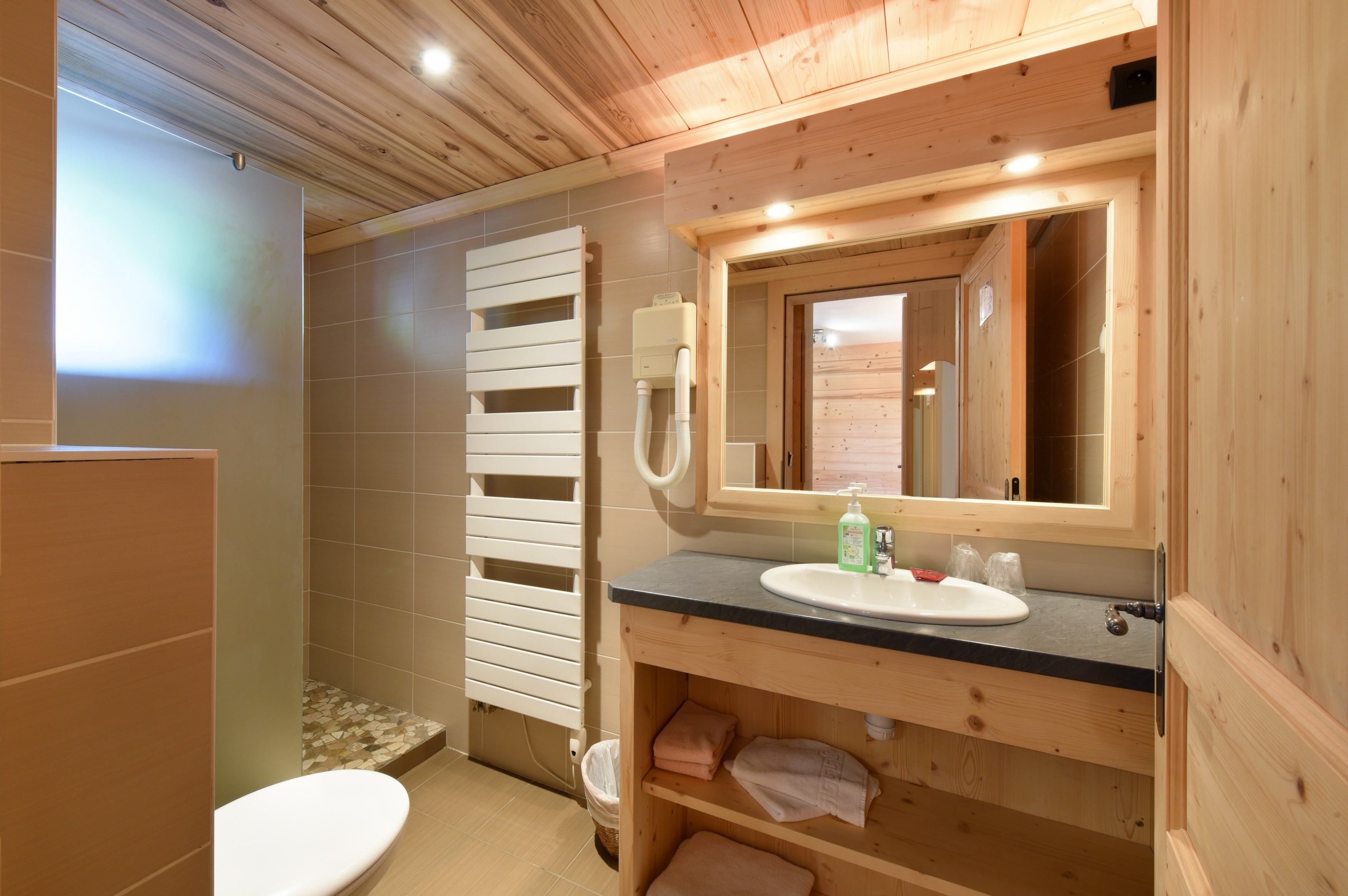 chambre studio 2 personnes budget | bathroom | free toiletries, hair dryer, bathrobes, towels