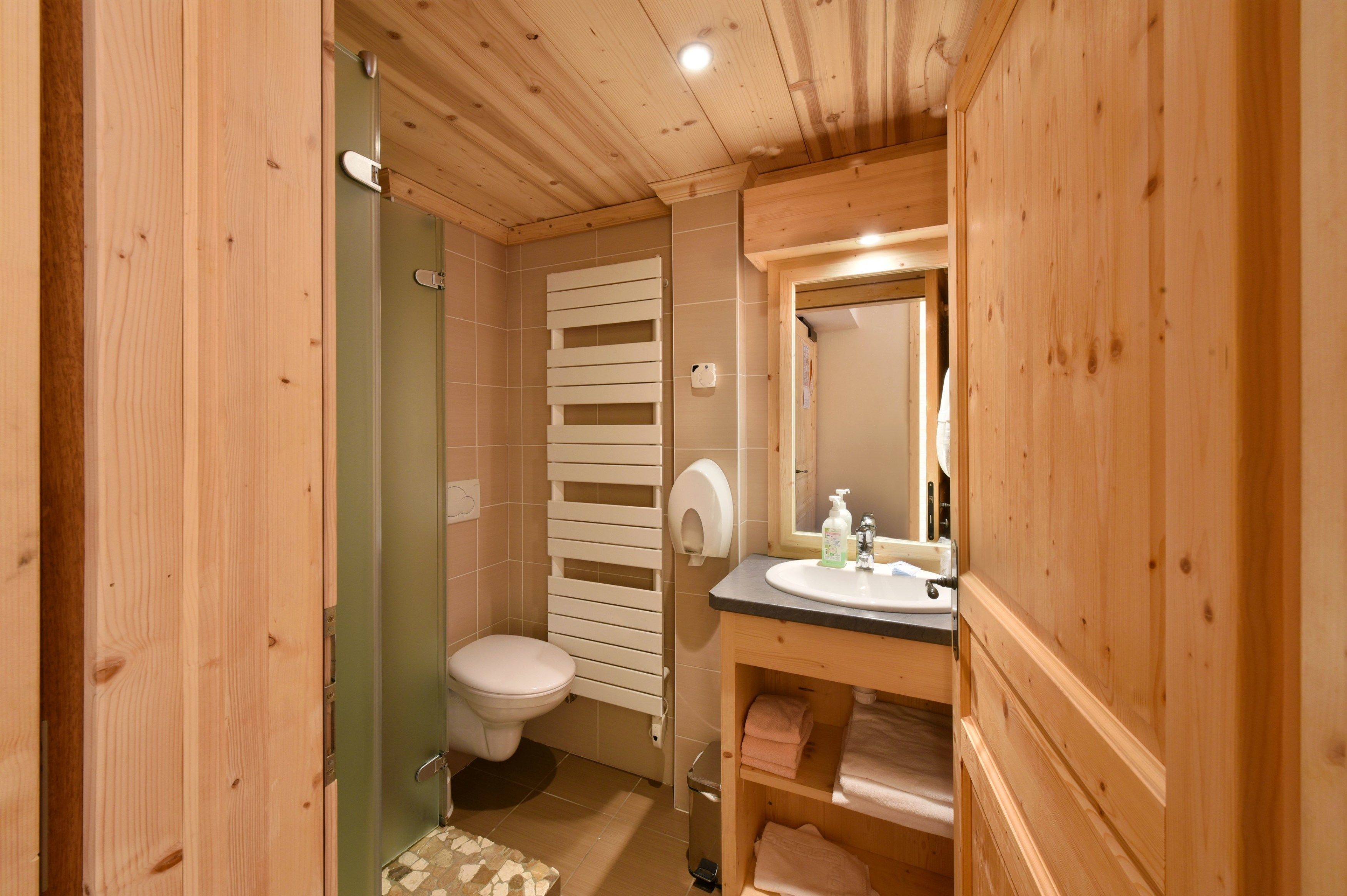 chambre studio 3 personnes | bathroom | free toiletries, hair dryer, bathrobes, towels