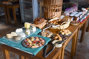 Daily buffet breakfast (EUR 13 per person) - Loc Hotel Alpen Sports (Les Gets)