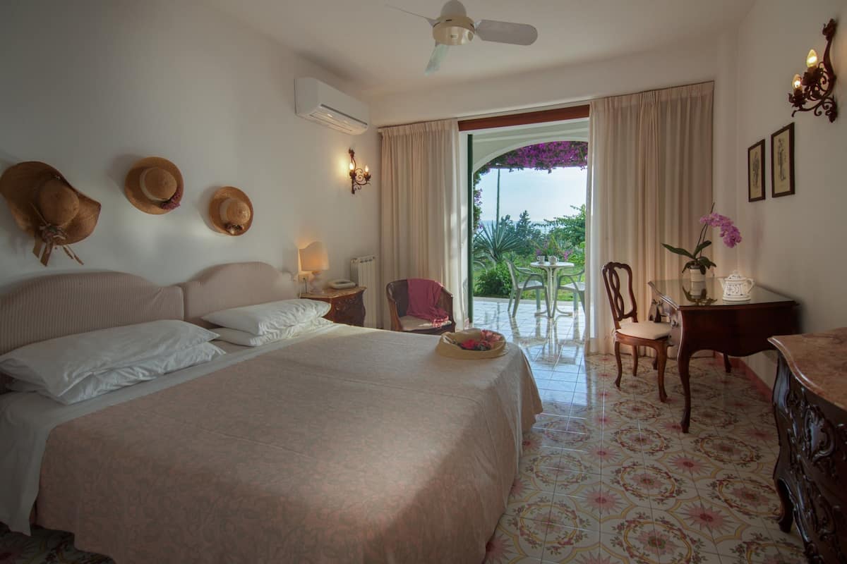 double room, sea view | minibar, in-room safe, individually furnished, desk