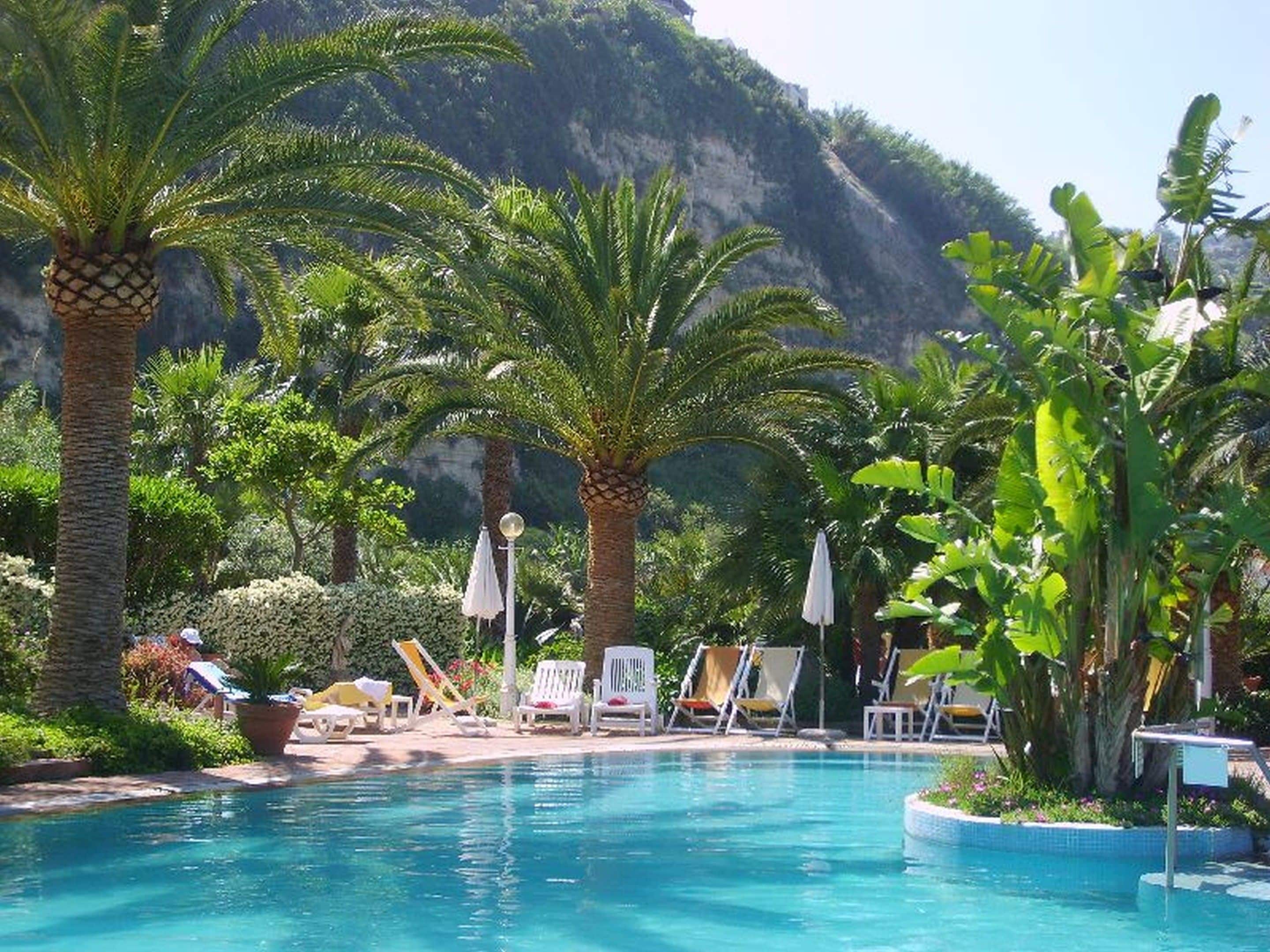 4 outdoor pools, pool umbrellas, pool loungers