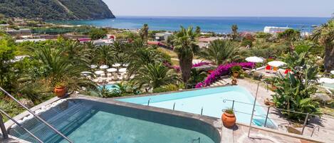 4 kolam renang outdoor, dengan payung kolam renang dan kursi berjemur