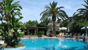 4 outdoor pools, pool umbrellas, pool loungers