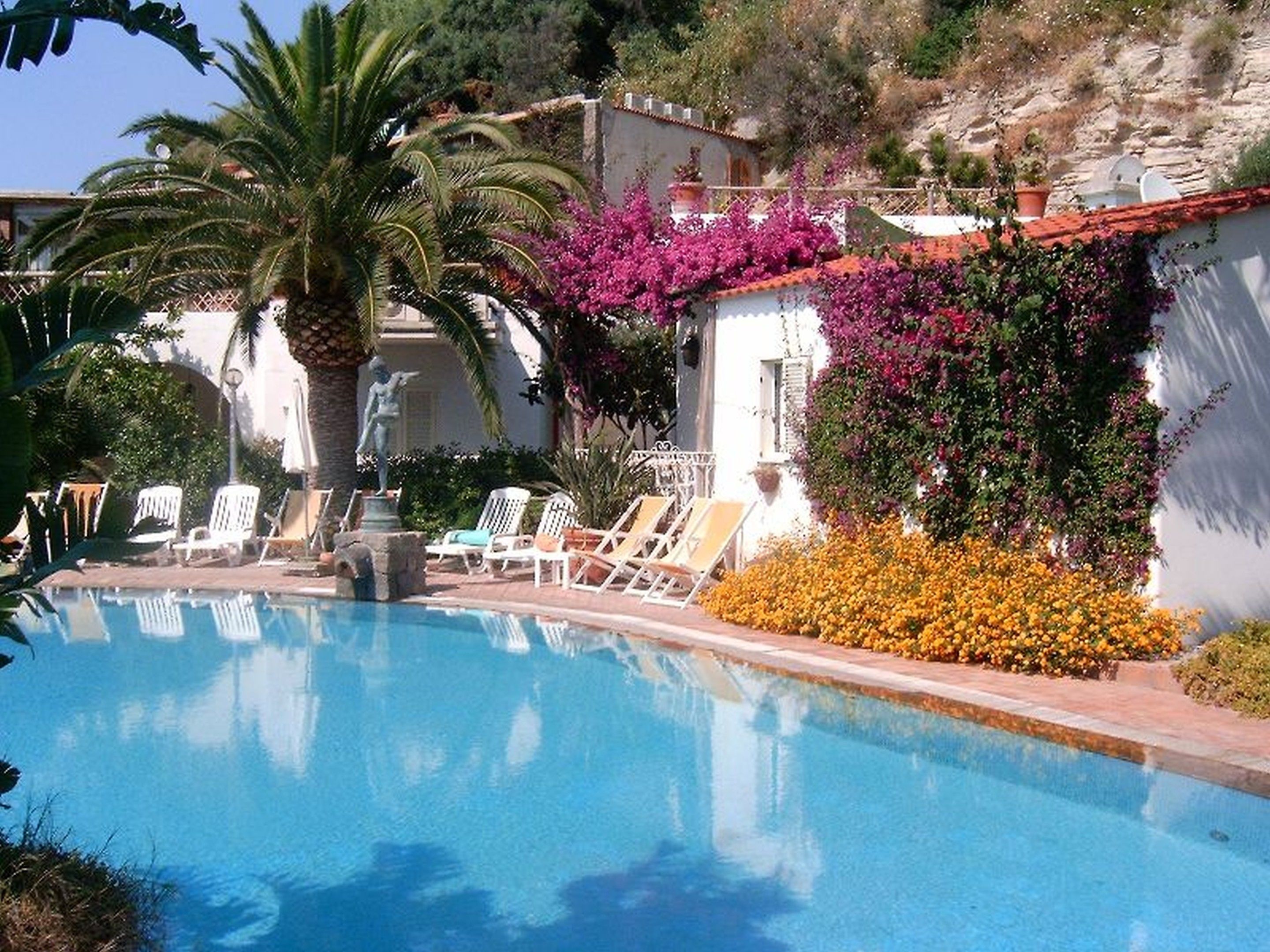 4 outdoor pools, pool umbrellas, pool loungers