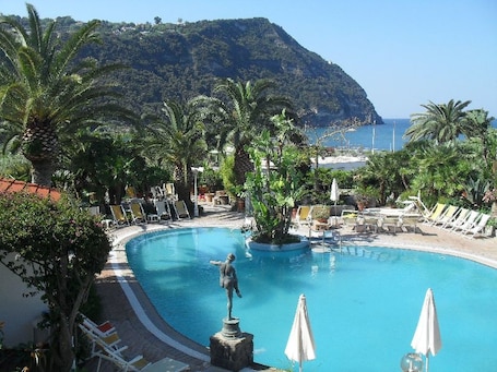 4 piscinas al aire libre, sombrillas, sillones reclinables de piscina
