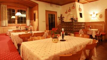 Breakfast, lunch and dinner served