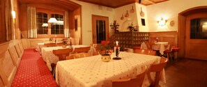 Breakfast, lunch and dinner served - Hotel Dolomiti Madonna (Ortisei)