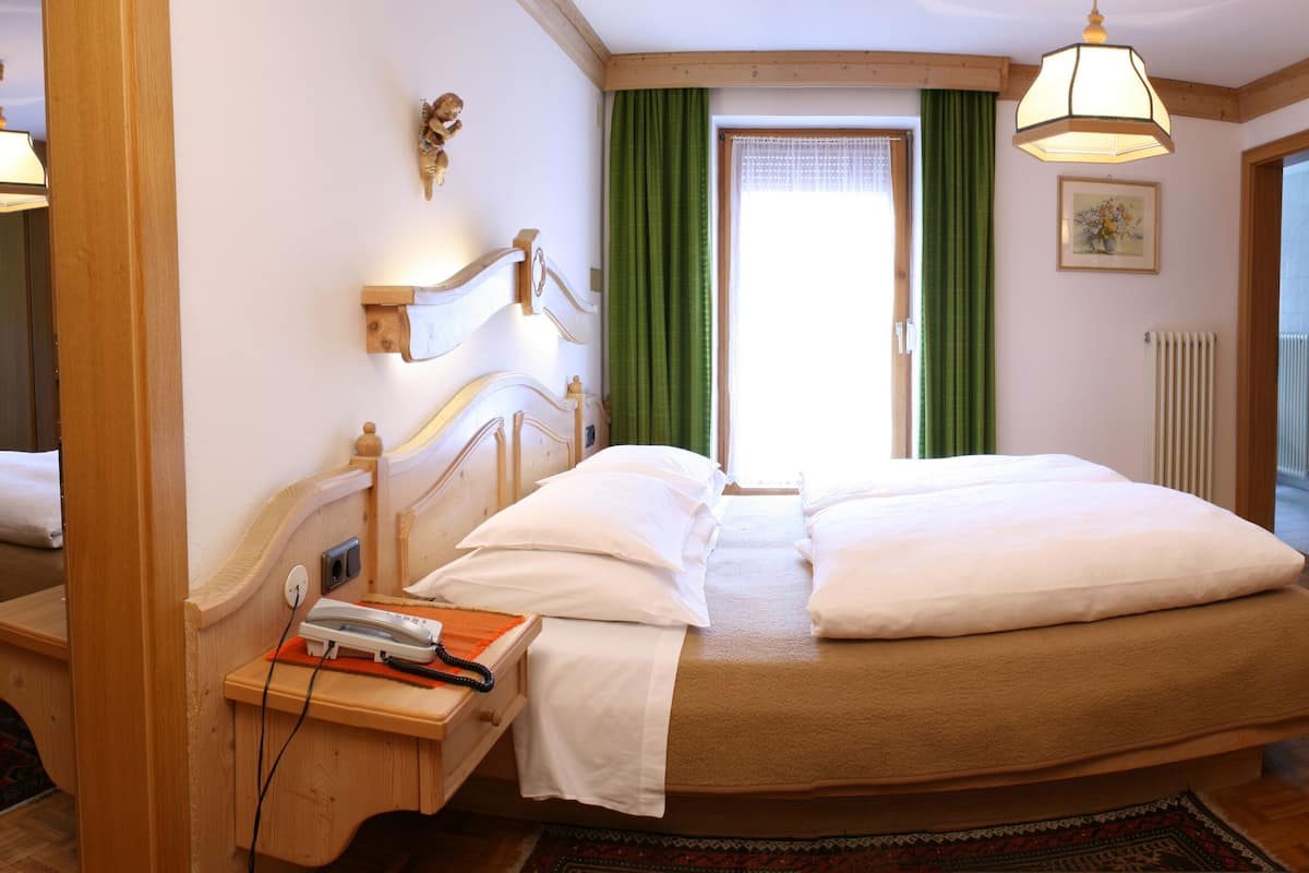 suite | down duvets, in-room safe, desk, blackout curtains