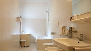 Standard-Doppelzimmer | Badezimmer | Kostenlose Toilettenartikel, Haartrockner, Bidet, Handtücher