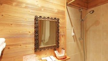 Bañera con ducha, artículos de tocador gratuitos, secador de pelo, batas