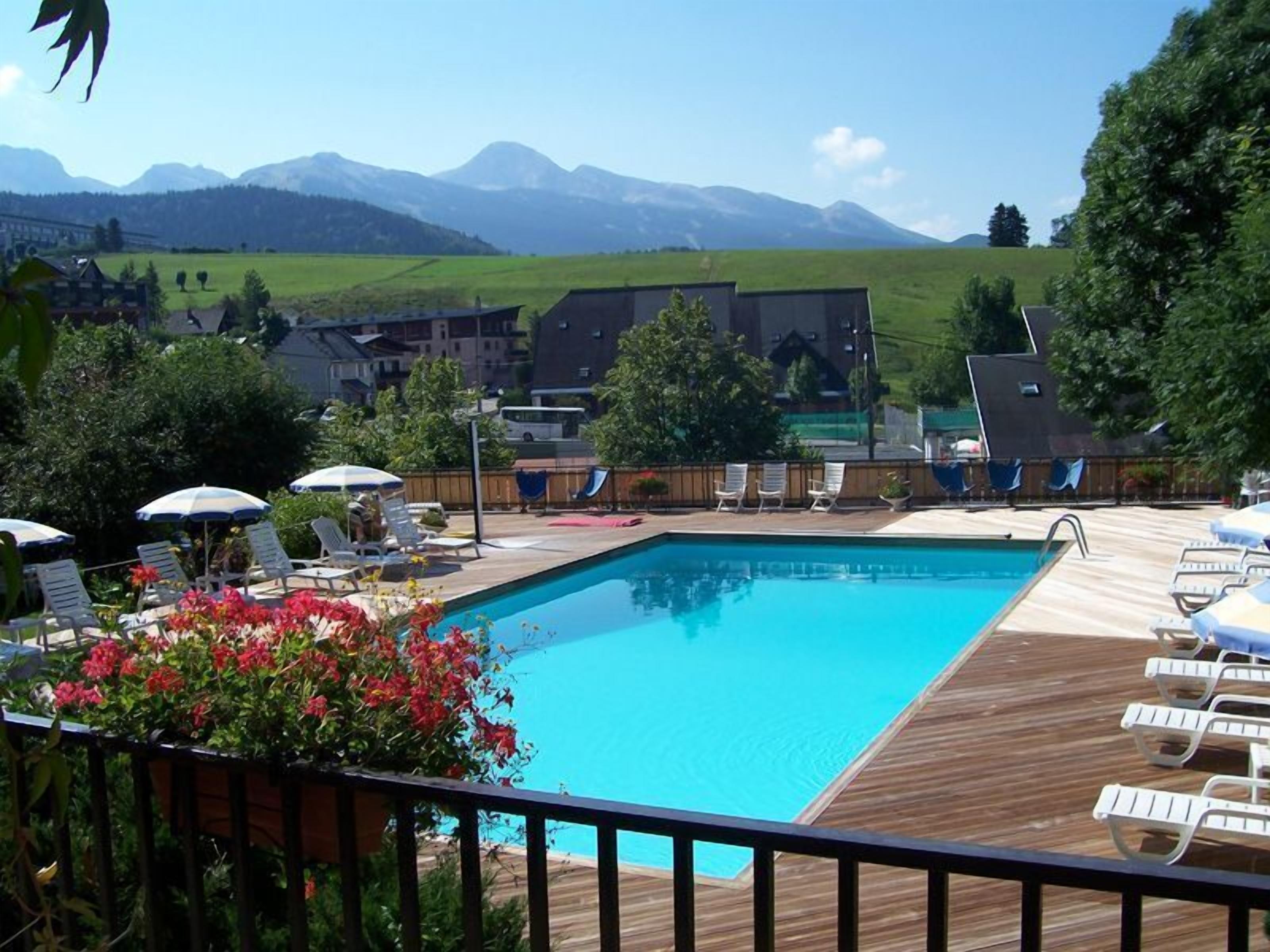 Piscine couverte, parasols de plage, chaises longues