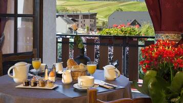 Petit déjeuner, déjeuner et dîner servis sur place, vue sur la piscine