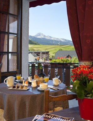 Petit déjeuner, déjeuner et dîner servis sur place, vue sur la piscine