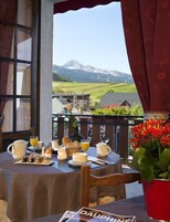 供应早餐、午餐和晚餐，法国菜，泳池景观