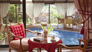 Piscina interna, funciona das 8h às 19h30, guarda-sóis, espreguiçadeiras