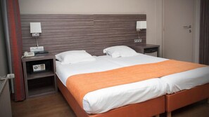 Minibar, pengeskab på værelset, skrivebord, strygejern/strygebræt