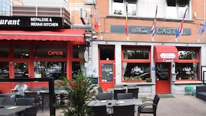 A hotel with a red awning and a sign indicating it's open. - Hotel Castel (Ghent)