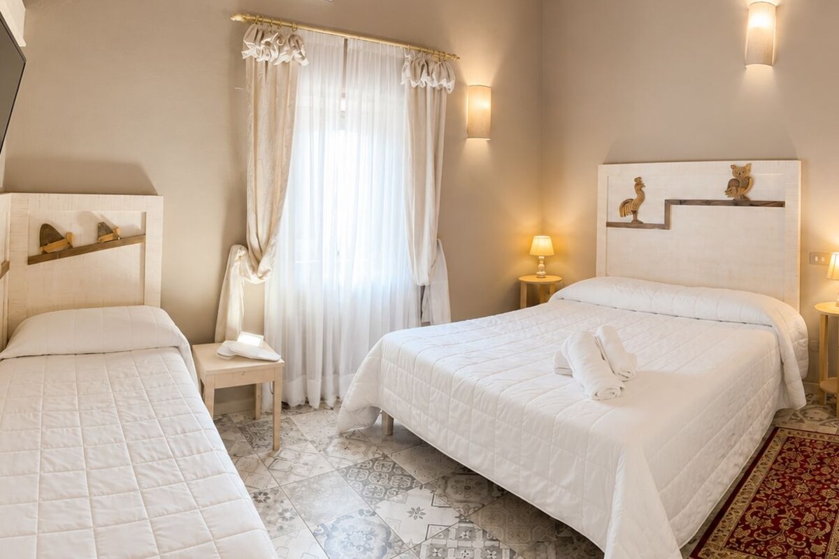 Habitación familiar | Minibar, escritorio, wifi gratis y ropa de cama 