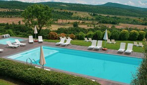 Piscine extérieure, chaises longues