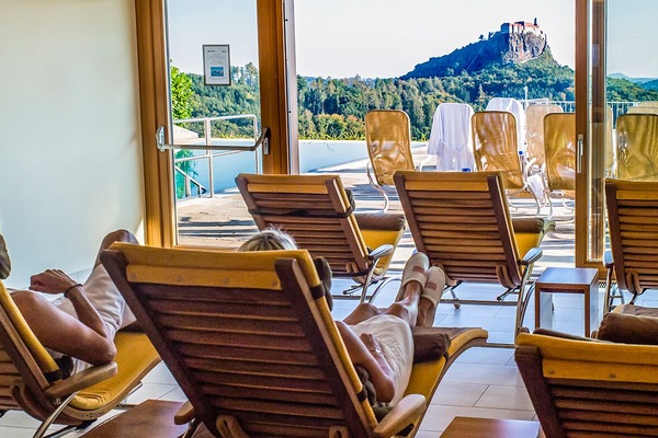 Un sauna, baño turco, masajes con piedras calientes, masajes