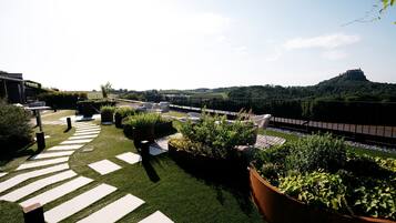 Eine Dachterrasse mit Blick auf einen Hügel und eine Burg.
