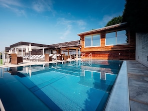 Piscine extérieure, chaises longues