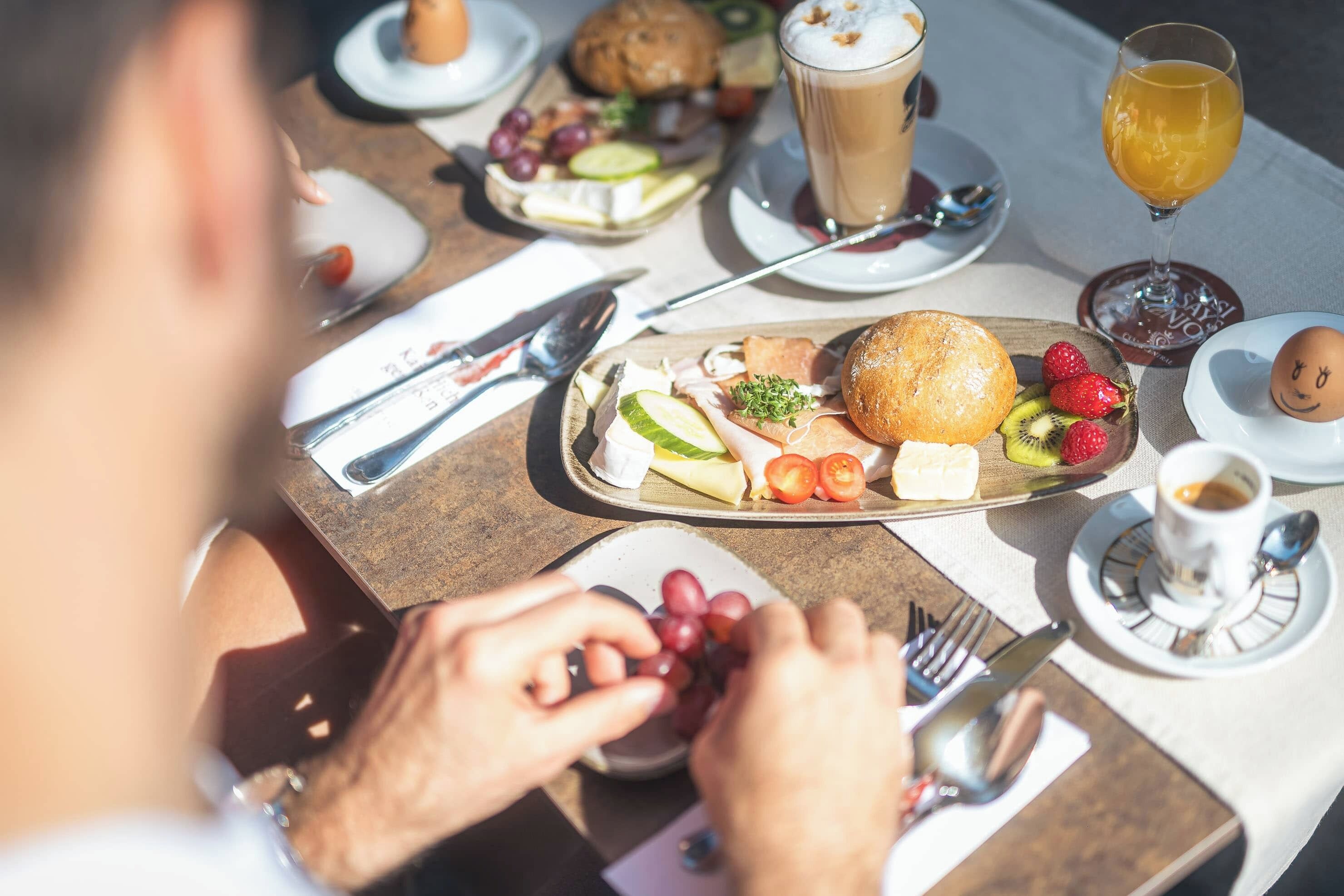 Ein Frühstückstisch mit verschiedenen Speisen und Getränken.