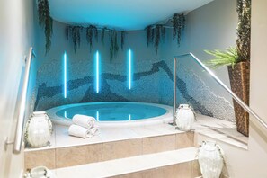 Indoor spa tub - Cella Central Historic Boutique Hotel (Zell am See)