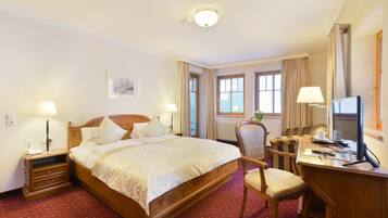 Quarto casal luxo, vista para a cidade | Roupas de cama antialérgicas, camas Select Comfort, cofres nos quartos