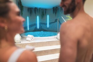 Sauna, tina de hidromasaje, baño de vapor y tratamientos corporales 