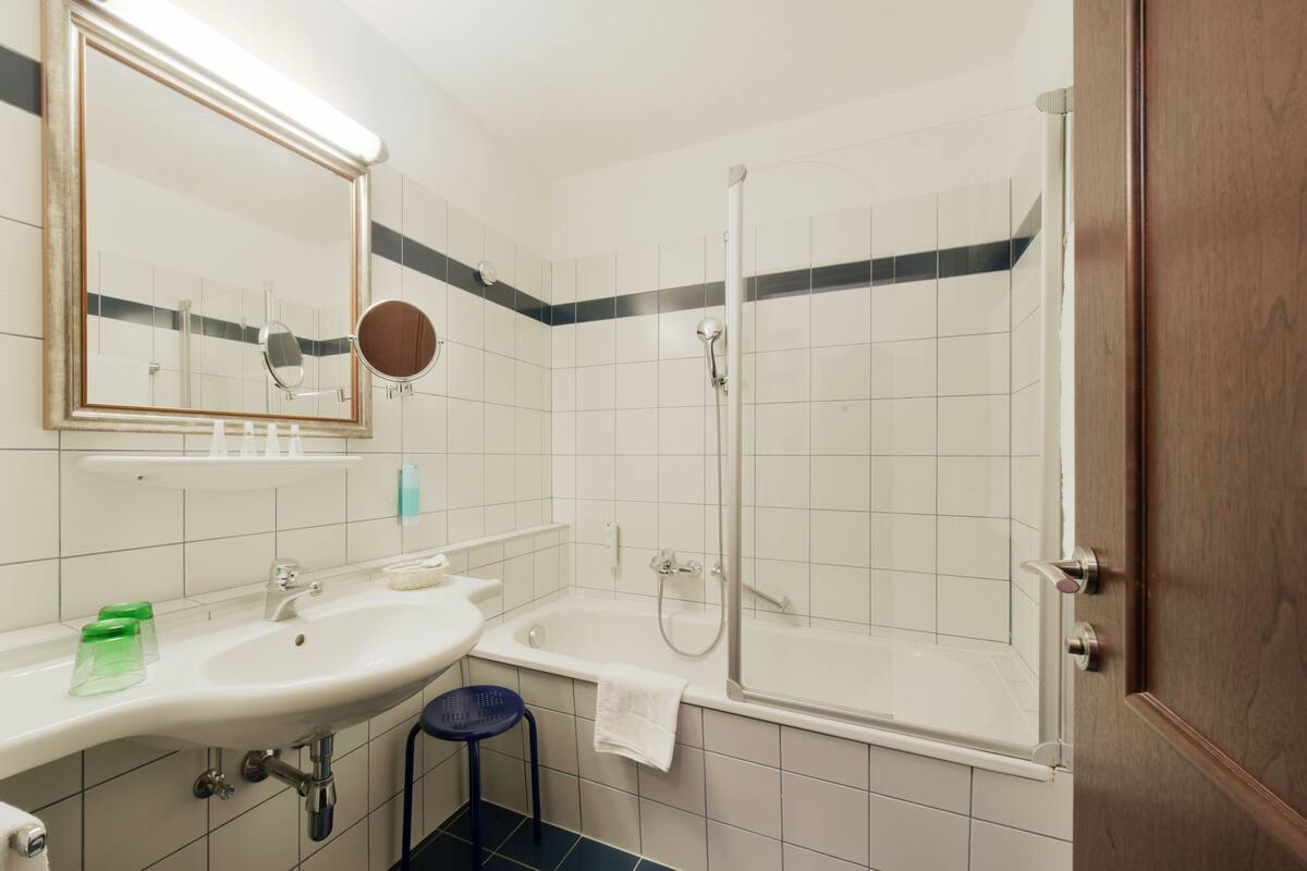 deluxe double room, city view | bathroom | free toiletries, hair dryer, bathrobes, towels