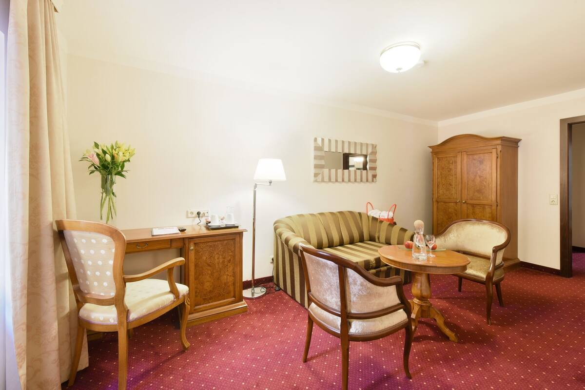 suite, city view | living area | flat-screen tv