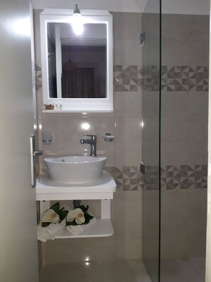 Studio | Bathroom | Deep soaking tub, rainfall showerhead, hair dryer, towels - Golden Beach Studios (Naxos)