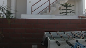 A building with a brick facade, a staircase, and a water tank on the roof. - Posada Peregrinus (Lima)