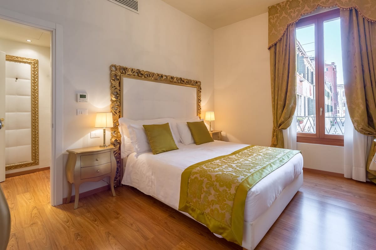 Căn hộ Deluxe | Két bảo mật tại phòng, phòng cách âm 