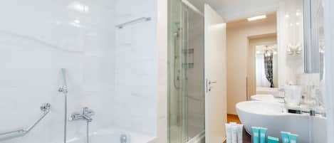 Shower, rainfall showerhead, free toiletries, hair dryer