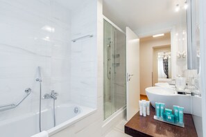 Dusche, Regendusche, kostenlose Toilettenartikel, Haartrockner